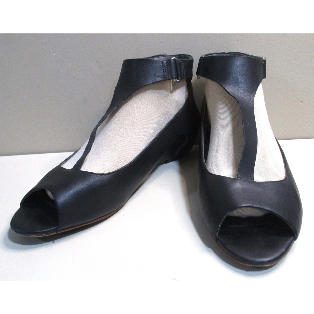 Tsubo Black Leather T-Strap Peep Toe Ankle Strap Wedge Sandals 1003992-BLK 9.5